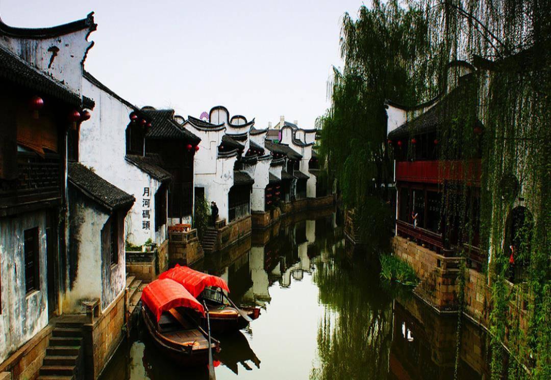 腊月十五,济南大明湖畔圆月映照佳节氛围